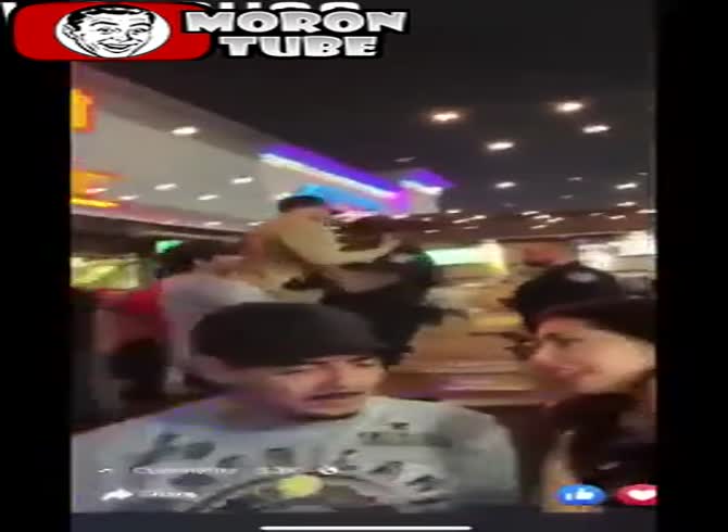 Video :A police officer removes an inebriated man from a nightclub by lifting him like a kid!